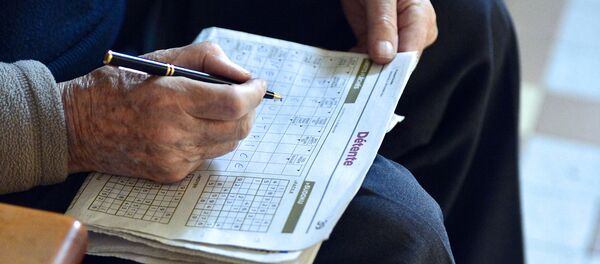 Пензионер решава укрштене речи у старачком дому у Нантеу - Sputnik Србија