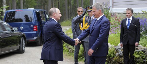Predsednici Rusije i Finske Vladimir Putin i Sauli Niniste pre sastanka u Finskoj Predsednici Rusije i Finske Vladimir Putin i Sauli Niniste pre sastanka u Finskoj - Sputnik Srbija
