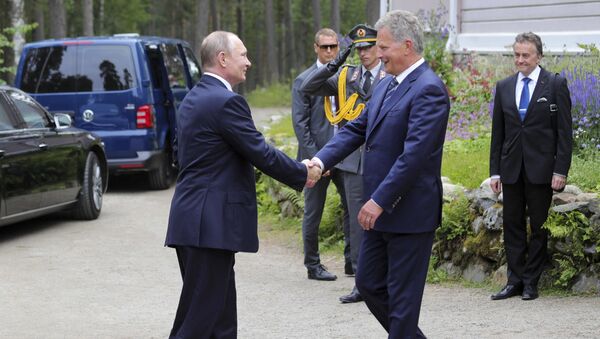 Predsednici Rusije i Finske Vladimir Putin i Sauli Niniste pre sastanka u Finskoj - Sputnik Srbija