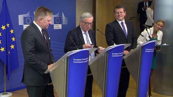 Junker odbio poziv Merkelove usred konferencije - Sputnik Srbija