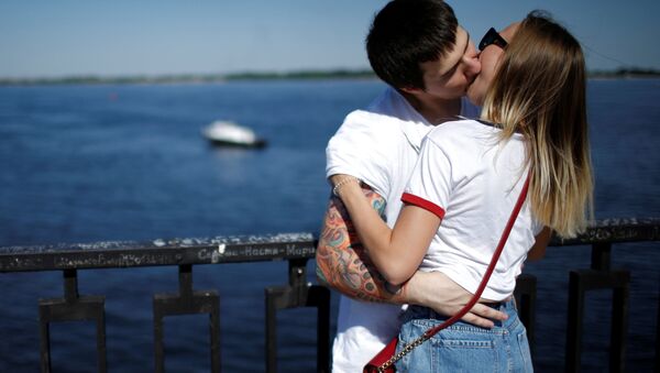Пара целуется на побережье реки Волги в Волгограде - Sputnik Србија