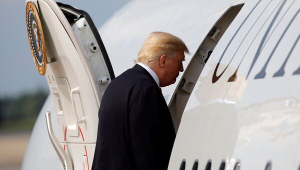 Predsednik SAD Donald Tramp ulazi u avion - Sputnik Srbija