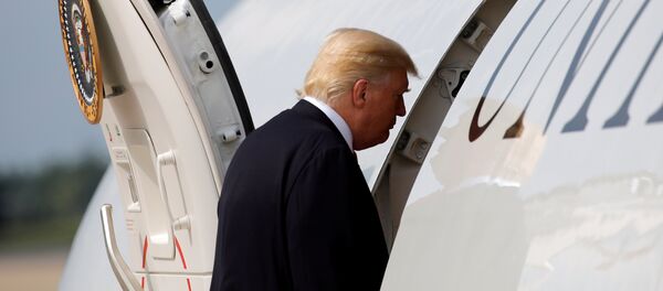 Председник САД Доналд Трамп улази у авион - Sputnik Србија