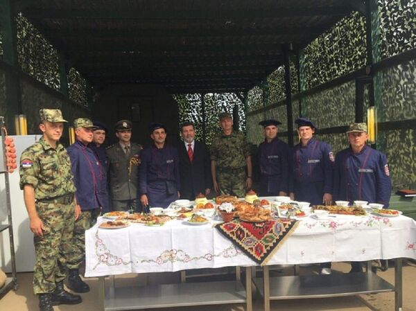 Амбасадор Терзић проверио шта се то крчка у српском казану (видео) Амбасадор Терзић проверио шта се то крчка у српском казану (видео) - Sputnik Србија