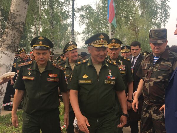 Сергеј Шојгу највише се задражао у разговору са српским војницима. Сергеј Шојгу највише се задражао у разговору са српским војницима. - Sputnik Србија