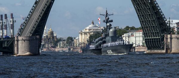 Ракетни брод Чувашија током пробе параде за Дан поморске флоте Русије у Санкт Петербургу Ракетни брод Чувашија током пробе параде за Дан поморске флоте Русије у Санкт Петербургу - Sputnik Србија