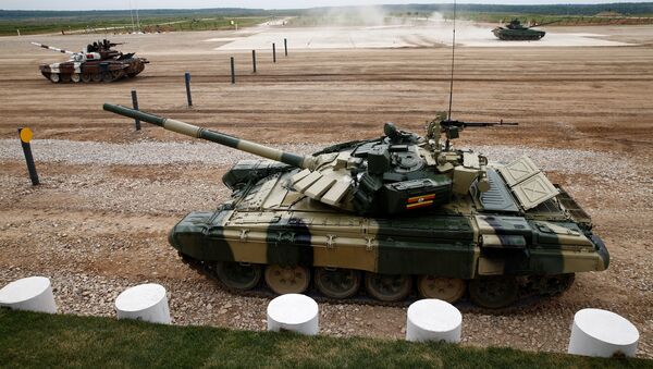 Tenkovi T-72 na tenkovskom bijatlonu u okviru Vojnih igara 2017. na poligonu Alabino u Moskvi - Sputnik Srbija