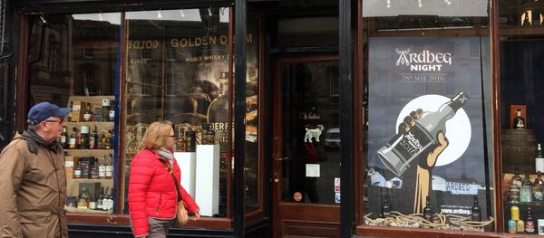 Ljudi prolaze pored prodavnice viskija u Edinburgu u Škotskoj Ljudi prolaze pored prodavnice viskija u Edinburgu u Škotskoj - Sputnik Srbija