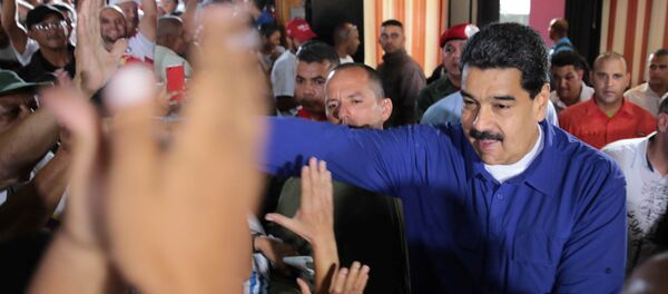 Председник Венецуеле Николас Мадуро поздравља присталице у Каракасу - Sputnik Србија
