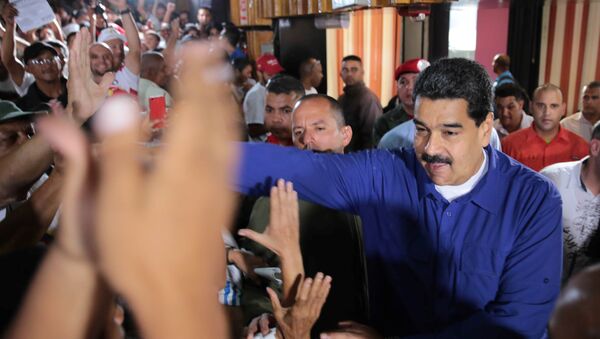 Председник Венецуеле Николас Мадуро поздравља присталице у Каракасу - Sputnik Србија