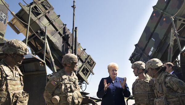 Predsednica Litvanije Dalija Gribauskajte sa američkim vojnicima ispred raketnog sistema Patriot - Sputnik Srbija