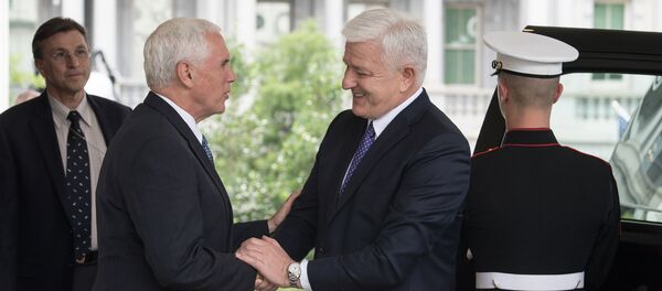 Потпредседник САД Мајк Пенс и премијер Црне Горе Душко Марковић - Sputnik Србија