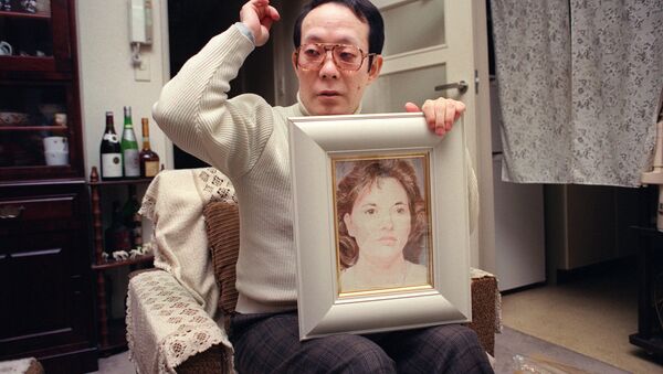 Канибал Исеи Сагава држи слику студенткиње Рени Хертервалт коју је убио и појео. - Sputnik Србија