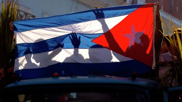 Senke dece na kubanskoj zastavi tokom proslave pobede Kastra i njegove vojske u Regli na Kubi - Sputnik Srbija
