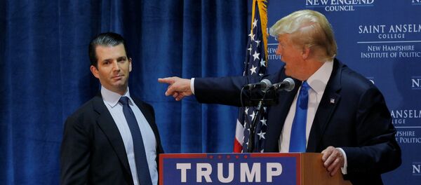Републикански председнички кандидат Доналд Трамп са сином Доналдом Трампом Млађим на конвенцији у Њу Хемпширу Републикански председнички кандидат Доналд Трамп са сином Доналдом Трампом Млађим на конвенцији у Њу Хемпширу - Sputnik Србија