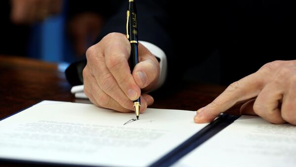 Američki predsednik Donald Tramp potpisuje dokumenta u Ovalnom kabinetu - Sputnik Srbija