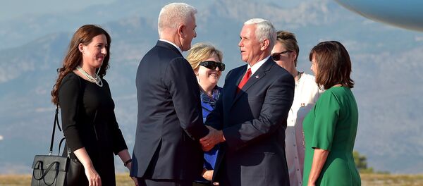 Мајк Пенс и Душко Марковић на аеродрому у Подгорици - Sputnik Србија