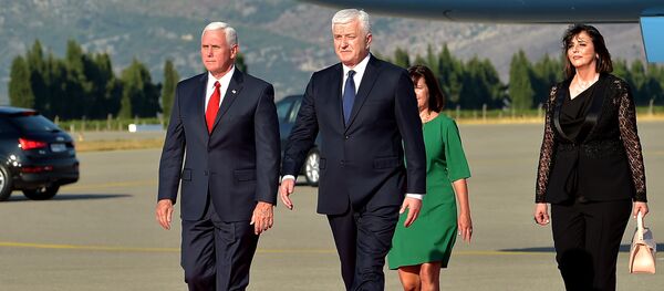 Мајк Пенс и Душко Марковић на аеродрому у Подгорици Мајк Пенс и Душко Марковић на аеродрому у Подгорици - Sputnik Србија