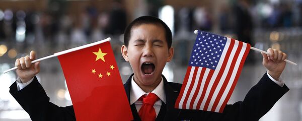 Дечко са заставама Кине и Америке Дечко са заставама Кине и Америке - Sputnik Србија