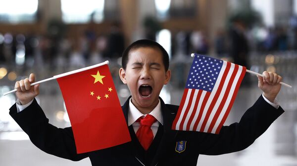 Дечко са заставама Кине и Америке - Sputnik Србија