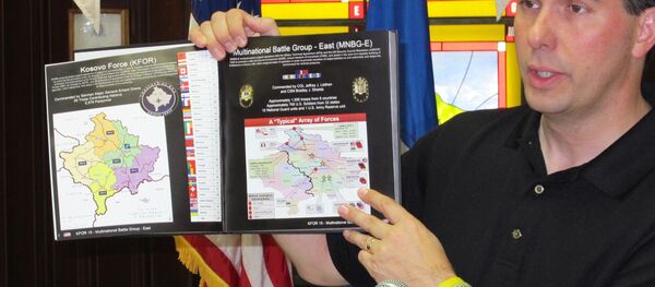 Гувернер Висконсина Скот Вокер држи мапу Косова Гувернер Висконсина Скот Вокер држи мапу Косова - Sputnik Србија