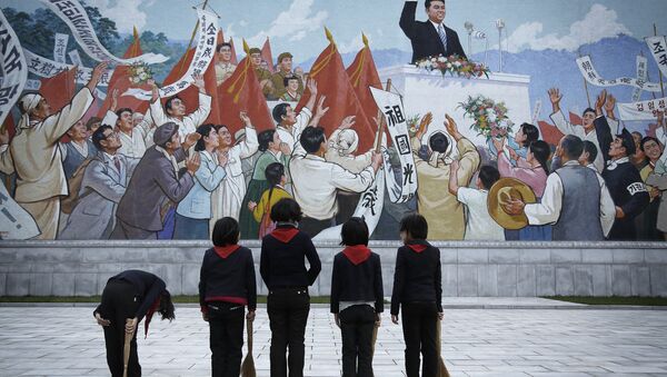 Ученици одају пошту севернокорејском лидеру Ким Ил Сунгу у Пјонгјангу - Sputnik Србија