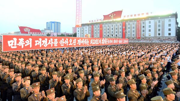 Pripadnici Vojske Severne Koreje okupljeni na Trgu Kim Il Sunga u Pjongjangu - Sputnik Srbija