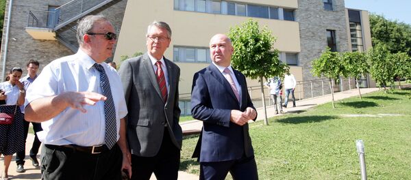 Александар Чепурин, Ненад Поповић и Вигор Мајић обилазе центар у Петници - Sputnik Србија