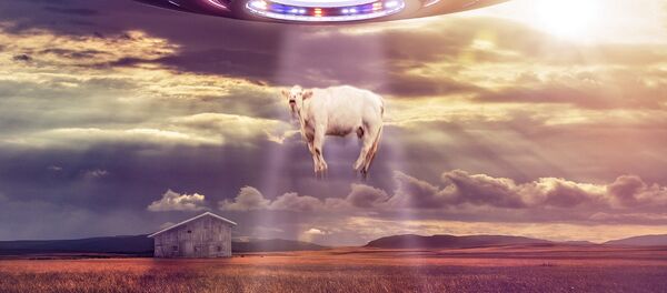 Vanzemaljci otimaju kravu - Sputnik Srbija