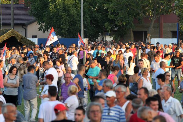 Građani na obeležavanju Dana sećanja na stradale i prognane u Oluji u Novom Sadu. Građani na obeležavanju Dana sećanja na stradale i prognane u Oluji u Novom Sadu. - Sputnik Srbija