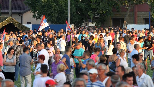 Građani na obeležavanju Dana sećanja na stradale i prognane u Oluji u Novom Sadu. - Sputnik Srbija