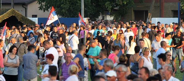 Грађани на обележавању Дана сећања на страдале и прогнане у Олуји у Новом Саду. Грађани на обележавању Дана сећања на страдале и прогнане у Олуји у Новом Саду. - Sputnik Србија