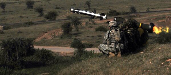 Under the instruction of a U.S. Soldier, an Indian Army soldier fires a Javelin missile as part of Yudh Abhyas, a bilateral training exercise designed to develop and expand upon the relationship between the two armies. - Sputnik Србија