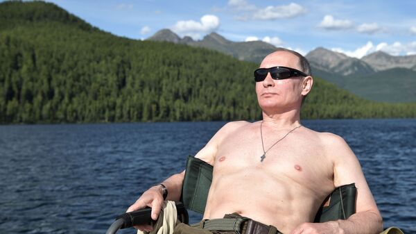 Председник Русије Владимир Путин сунча се на језеру у Републици Тива - Sputnik Србија