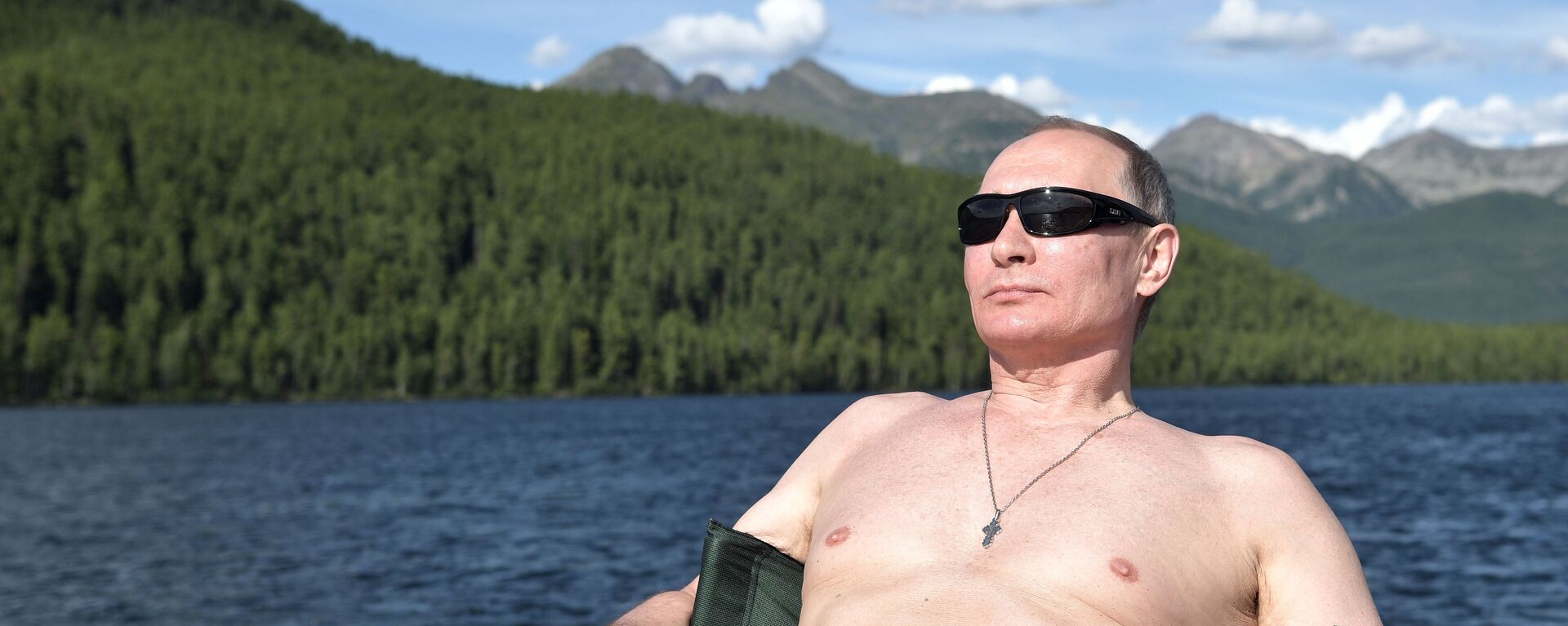 Председник Русије Владимир Путин сунча се на језеру у Републици Тива - Sputnik Србија, 1920, 05.08.2017