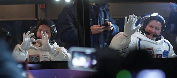 Članovi posade 50. i 51. ekspedicije na Međunarodnu svemirsku stanicu, astronaut Tom Peske i kosmonaut Oleg Novicki pre poletanja Članovi posade 50. i 51. ekspedicije na Međunarodnu svemirsku stanicu, astronaut Tom Peske i kosmonaut Oleg Novicki pre poletanja - Sputnik Srbija