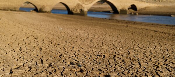 Ispucala i isušena zemlja rezervoara Agilar de Kampo u španskom regionu Kastilja i Leon Ispucala i isušena zemlja rezervoara Agilar de Kampo u španskom regionu Kastilja i Leon - Sputnik Srbija