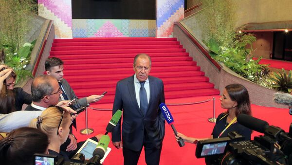 Ministar spoljnih poslova Rusije Sergej Lavrov odgovara na pitanja novinara nakon sastanka sa američkim državnim sekretarom Reksom Tilersonom u Manili. - Sputnik Srbija
