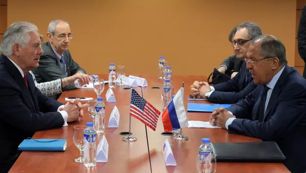 Амерички државни секретар Рекс Тилерсон и министар спољних послова Русије Сергеј Лавров током састанка на маргинама АСЕАН-а у Манили - Sputnik Србија