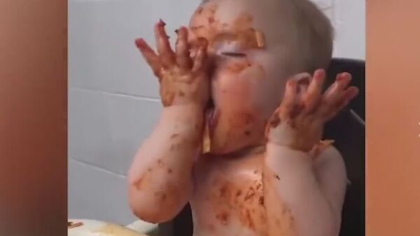 Beba uživa u špagetama - Sputnik Srbija