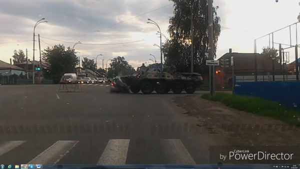 Кад возило удари оклопно возило, летиш... (видео) - Sputnik Србија