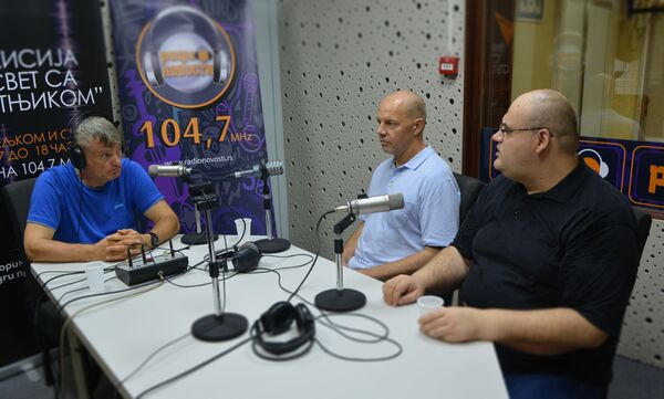 Мирослав Лазански са гостима политикологом Александром Павићем и др Јованом Чавошким Мирослав Лазански са гостима политикологом Александром Павићем и др Јованом Чавошким - Sputnik Србија