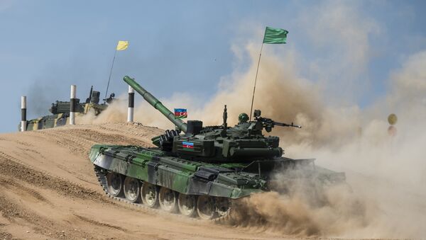 Тенк војске Азербејџана на тенковском биатлону на полигону Алабино - Sputnik Србија