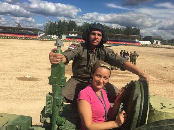 Новинарка Спутњика Оливера Икодиновић са чланом српске екипе - Sputnik Србија