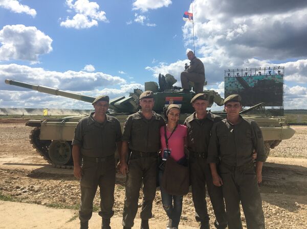 Новинарка Спутњика Оливера Икодиновић са члановима српске екипе - Sputnik Србија