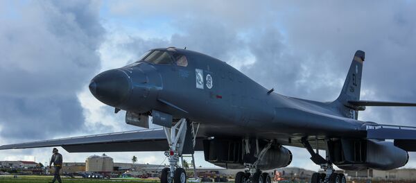 Američki bombarder B1-B u japanu uoči zajedničkih vojnih vežbi. - Sputnik Srbija