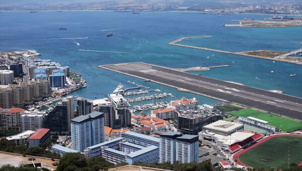 Вид на взлетно-посадочную полосу Международного аэропорта со скалы Гибралтар - Sputnik Србија