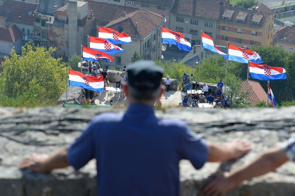 Srbi na proslavi „Oluje“: Gest pod snažnim psihološkim pritiskom u borbi za goli opstanak  - Sputnik Srbija