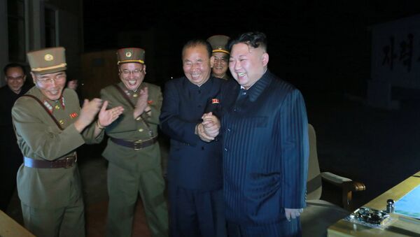 Pripadnici Vojske Severne Koreje sa liderom Kim Džong Unom priliko testiranja balističke rakete - Sputnik Srbija