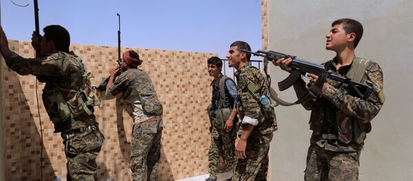 Припадници Демократских снага Сирије у потрази за снајпером ДАЕШ-а у Раки Припадници Демократских снага Сирије у потрази за снајпером ДАЕШ-а у Раки - Sputnik Србија